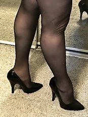 Shapely mommies are spreading their lips