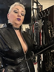 Older cougar is playing with her hole