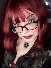 Aged lady plays with her pussy using her finger while naked