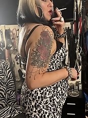 Mature ladies with wide hips spread them for sex