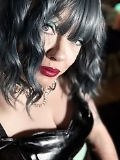 Tina Snua selfies a continuation of the series dedicated to fun