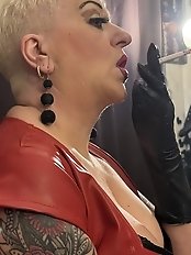 The warm hole of a naughty girl who loves to finger herself