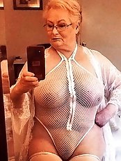 Old mommies are spreading their hips