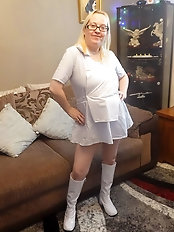 Horny older whore is posing seminaked on cam